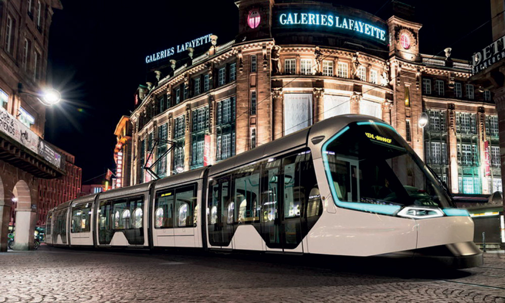 vue de nuit du tram dans la ville de strasbourg